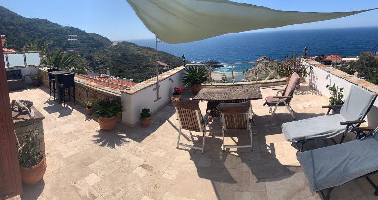 ASTRA-Ferienhaus mit großer Dachterrasse und Top-Ausstattung in NAS - B&B Armenistís
