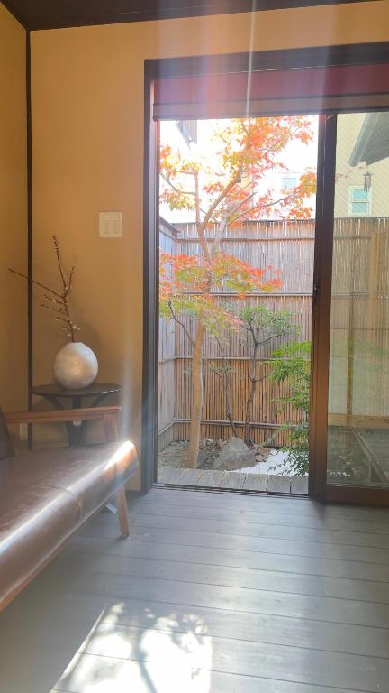 1-minute walk to Keihan Fushi mi Inari St ation 5-minute walk to Fushi mi Inari T aisha - B&B Kyoto