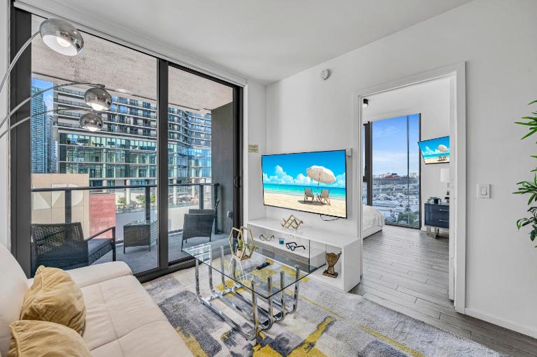 Waterline Corner Vies 2Br 2BA Suites - Bed and Breakfast Miami