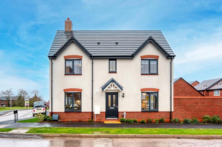 NEW! Spacious 3 BR Detached Home! Hosted by Oakstone stays! Driveway parking, Fast Wifi, A5 with great Midlands transport links - B&B Nuneaton