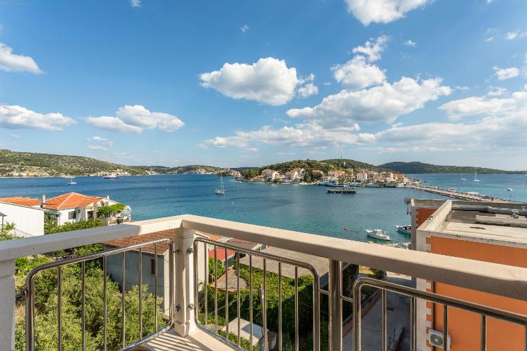 Flores Luxury Suites - B&B Rogoznica