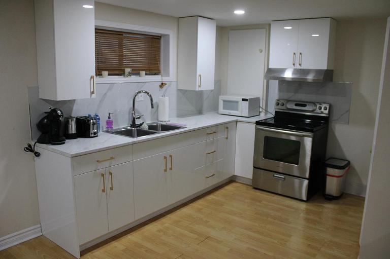 Perfect location brand new basement 1 bedroom full basement with kitchen in unit laundry separated - Ferienwohnung Laval