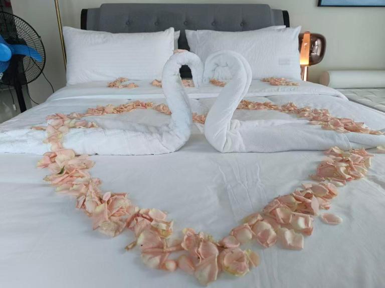 120SQM 3Bedrooms with Balcony Facing Infinity Pool Manila Bay Sunset, Near Airports, OKADA, Solaire, MOA with Free Parking - Bed and Breakfast Manilla