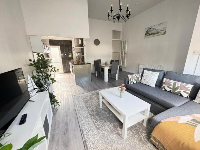 Spacious 2BR Home by Portobello Beach - B&B Edinburgh