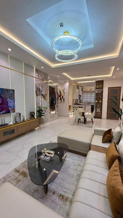 Luxury 2 Bedroom in Lekki Phase 1 with 24 7 Power and Super Fast WiFi - B&B Lagos