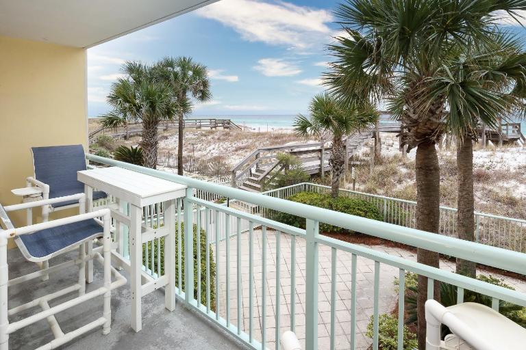 Pelican Isle 101 Large end unit Gulf Front condo - B&B Fort Walton Beach