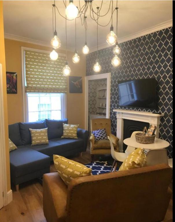 1st floor Georgian flat close to local park and city centre with 1 bedroom and large sofabed in living room - B&B Bath