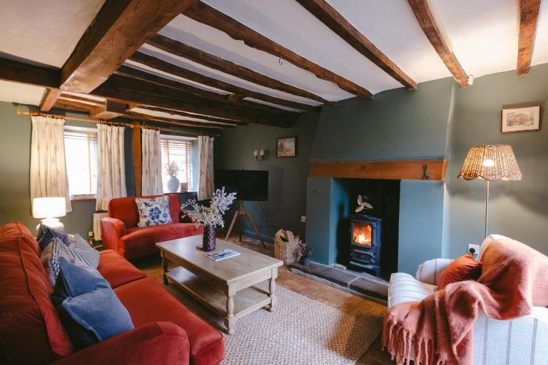 Family-Friendly Cotswolds Cottage with Log Burner, Garden, Sleeps 6 - B&B Bloxham