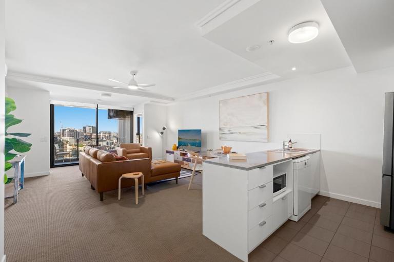 Immaculate Top Floor Views - 2Bed-2Bath-1Car-Pool - B&B Brisbane