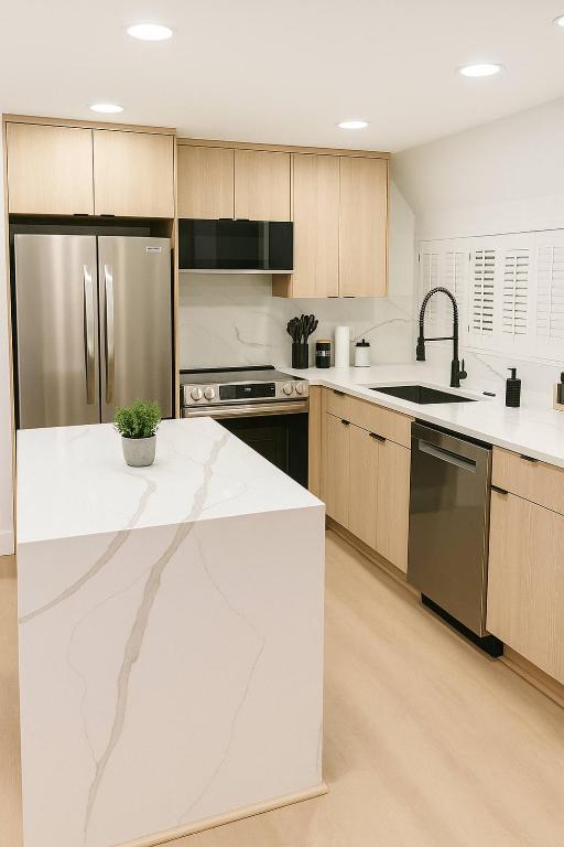 Capitol Hill 2BR with Free Parking, Private Balcony, Walk to Subway - Bed and Breakfast Seattle