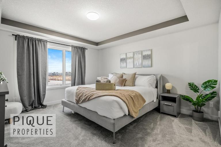 NEW - Modern Escape - KingBed - Fireplace - Garage - Netflix - Bed and Breakfast Edmonton