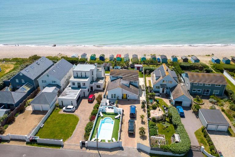 Vibrant Seafront Home for 10 with Pool - B&B East Wittering