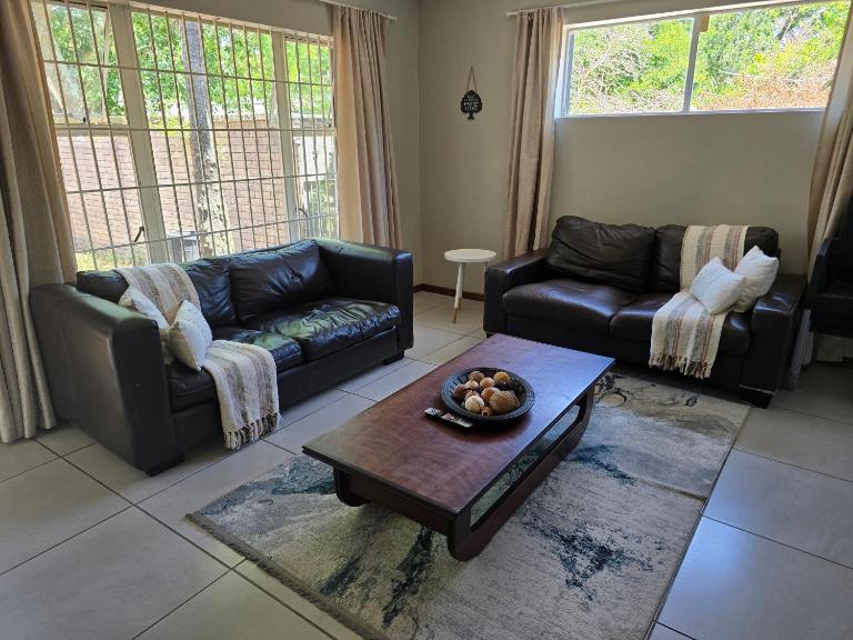 Honeywood Stays "Spacious 2 Bedroom Unit - Near Airport, Free Parking & Wi-Fi, Private Garden - B&B Port Elizabeth
