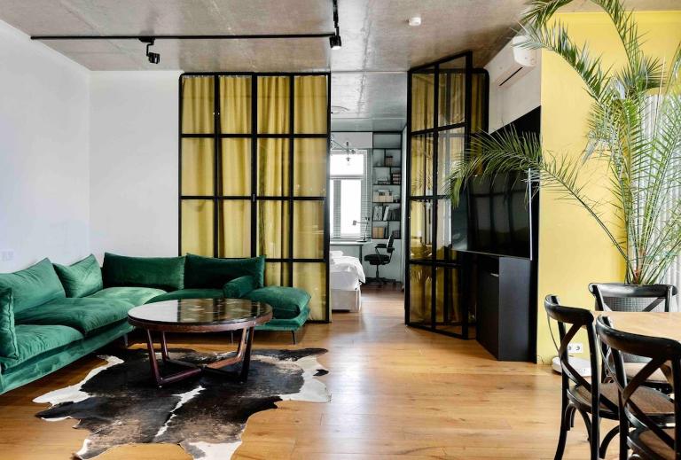 City Views From a Chic Highrise Apartment in the Heart of Kyiv - B&B Kyiv