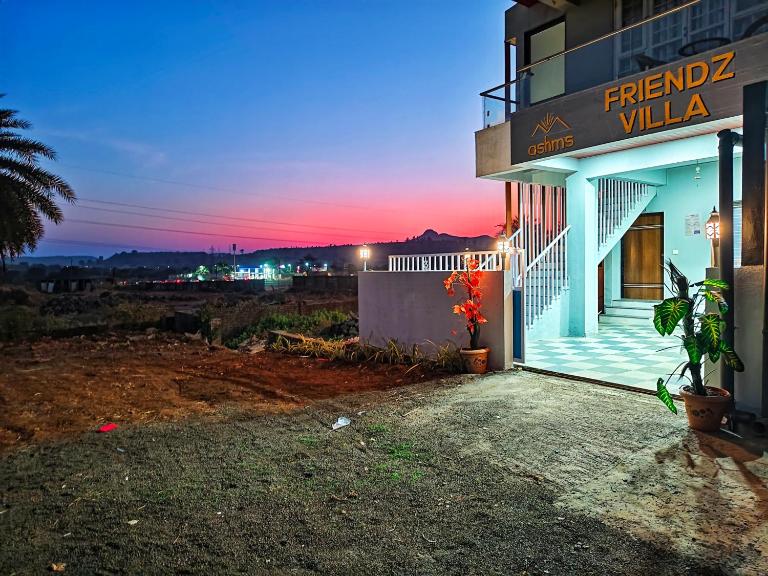 Friendz Villa - 3BHK with Private Pool and Wi-Fi - B&B Igatpuri