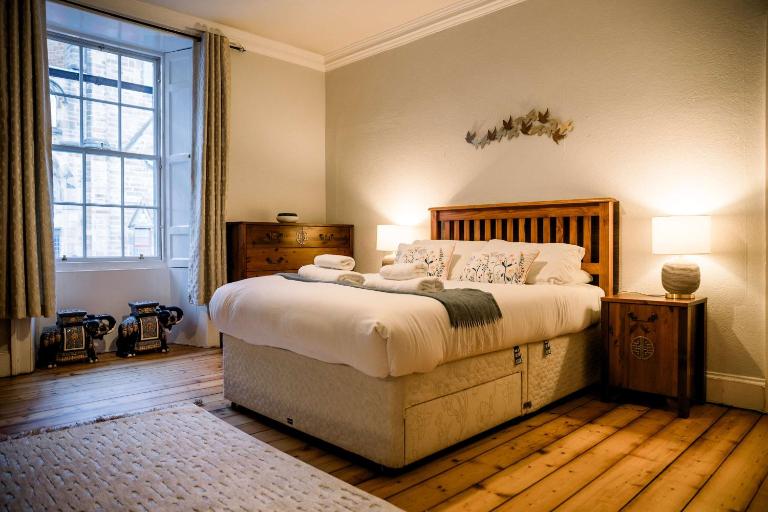 3 Bed Traditional Apartment on Picturesque Victoria St - Ferienwohnung Edinburgh