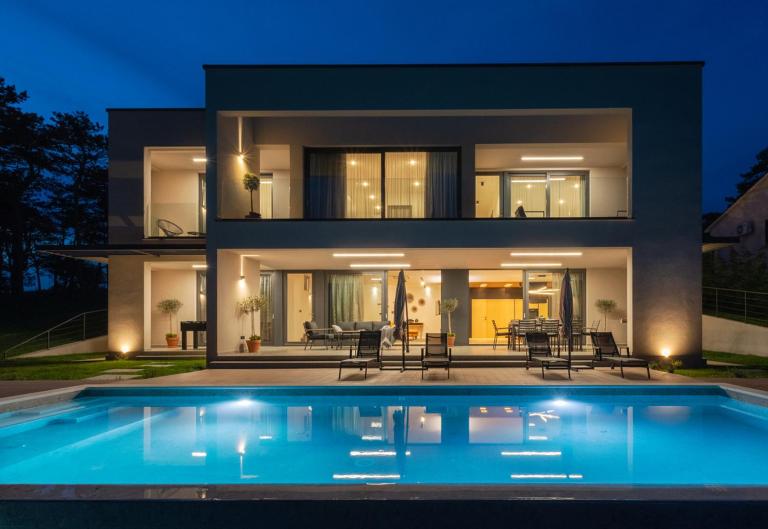 Villa Valpinia Luxury Villa in a Quiet Location with Pool, Sauna, Jacuzzi and Large Garden - Ferienwohnung Martinski