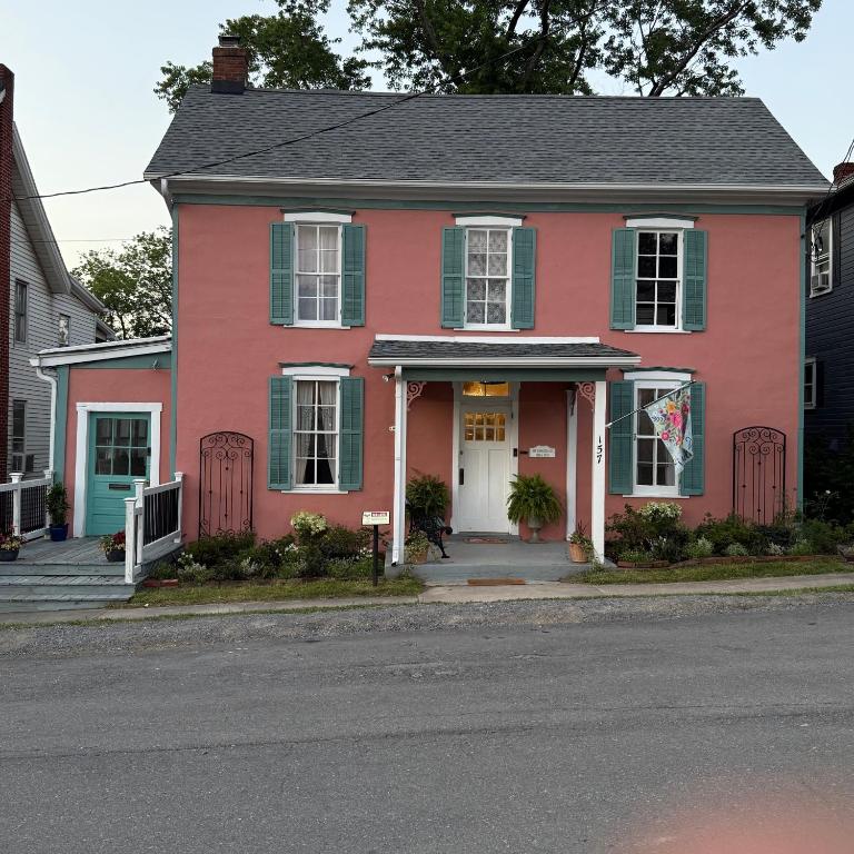 Congress House - Walk everywhere from this elegant comfortable home - Bed and Breakfast Berkeley Springs
