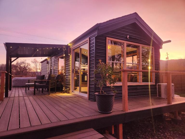 Cozy Covelo Tiny Home - Hot Tub & Oaks - Bed and Breakfast Covelo