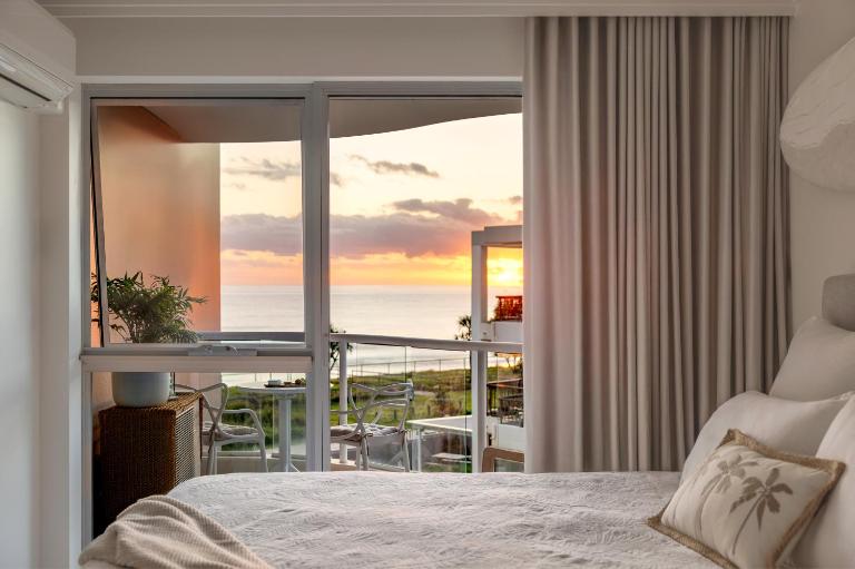 Ocean View Retreat Azure Beachfront Bliss - B&B Costa Dorada