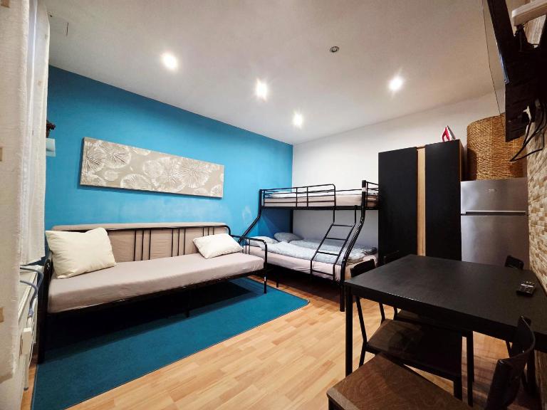 Blue apartment in City Center, Best location - Bed and Breakfast Bratislava