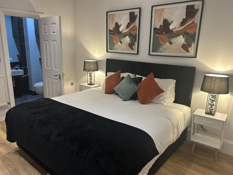Tavistock House-Contractor stay-Parking-Sleeps 7 - Chambres d'hôtes Bedford