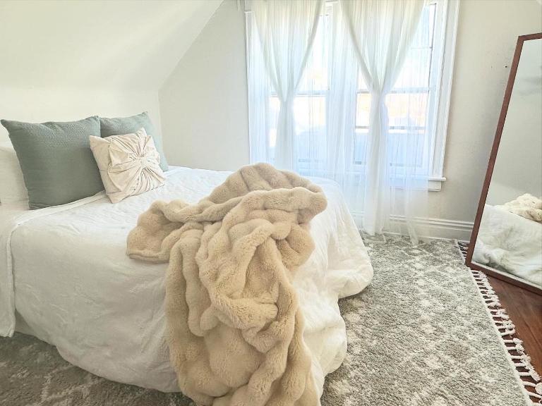 Westport Plaza Stay 2BR Cozy Escape - B&B Kansas City