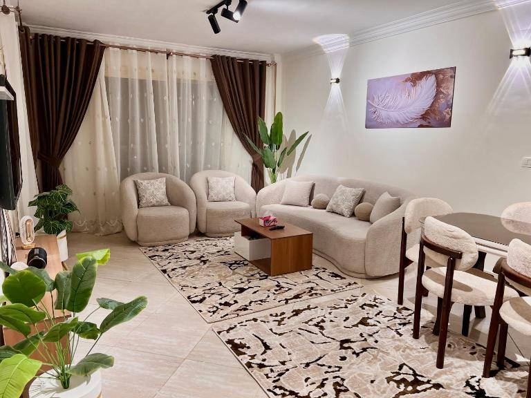 Charming 3BR Apt with amazing garden view & fast wifi - Ferienwohnung Kairo