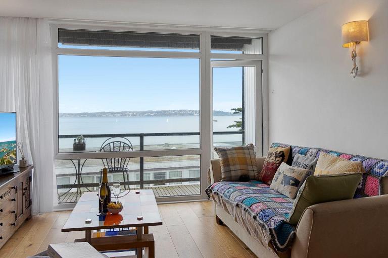Seaside Rendezvous - Sleeps 7, Sea Views & Parking - B&B Brixham