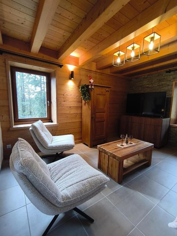 Chaleureux appartement dans maison avec terrasse et cadre naturel - B&B Magnieu