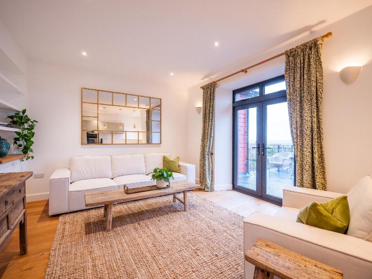 Dartmouth Apartment, Light, Modern and Parking - B&B Dartmouth