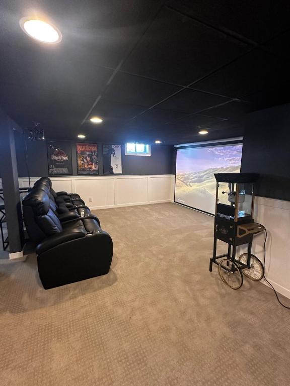 Ankenys Best Hot tub Theatre Room Game Room - B&B Ankeny