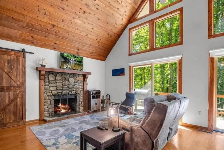 Updated Classic Cabin, Private Community and Hot Tub - B&B Old Fort