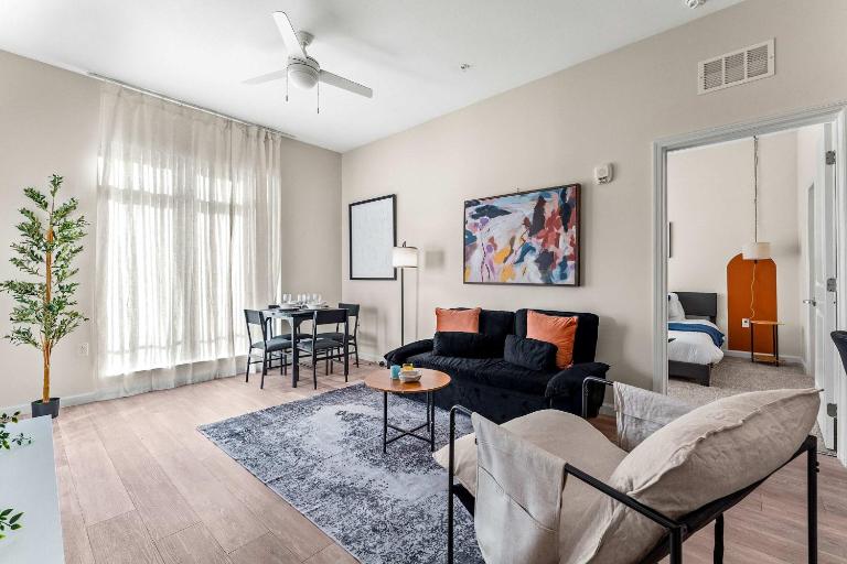 Riviere 2BR Apartment Pet Friendly Oasis Sleeps 6 Close to Epic Universe Pool & Gym - B&B Orlando