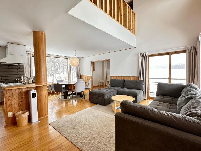 Cottage with views of the Niseko mountain range - Mountain View Niseko - B&B Niseko Town