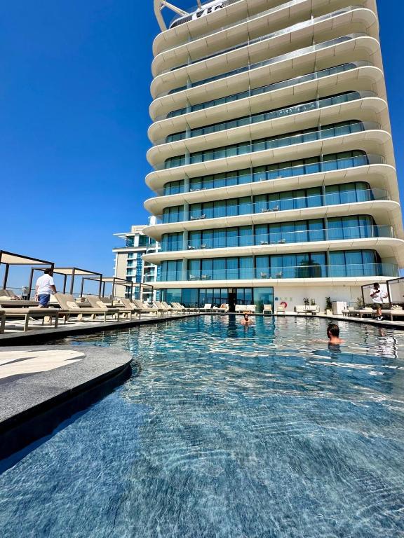 Modern 1BR Apartment with pool access in St Julians - Chambres d'hôtes San Ġiljan