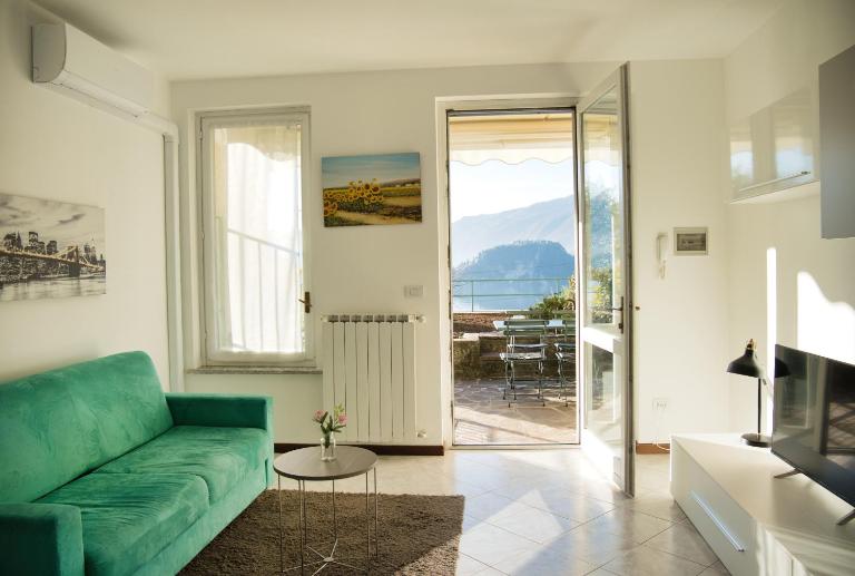 The terrace on Como Lake - Varenna Pino - B&B Fiumelatte