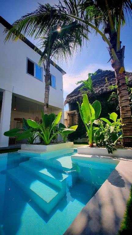 Gorgeous Private 4 bedroom open plan Villa steps to Paje Beach Zanzibar - AC WI TV Garden generator private garden sleeps 8 comfortably - B&B Paje