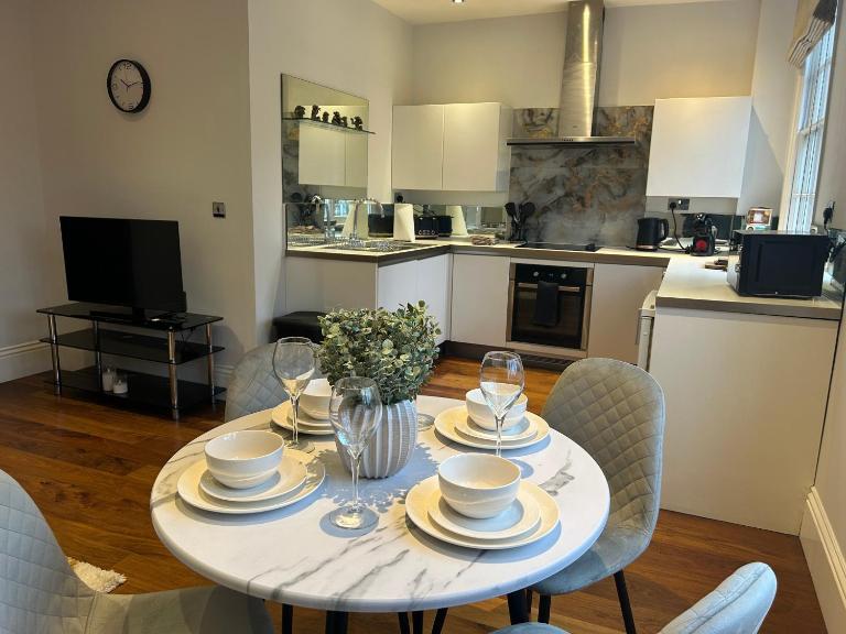 Tavistock House-Parking-Sleeps 7-Central - Chambres d'hôtes Bedford