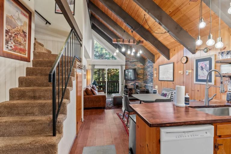 2BR w Hot Tub & Sauna Walk to Village & Gondola - Ferienwohnung Mammoth Lakes