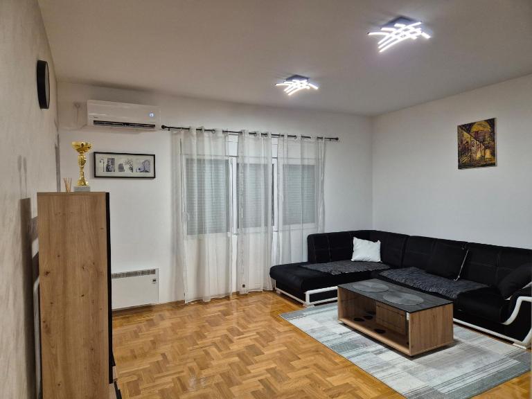 Teja- new apartment for 4 person with free parking space - B&B Belgrade