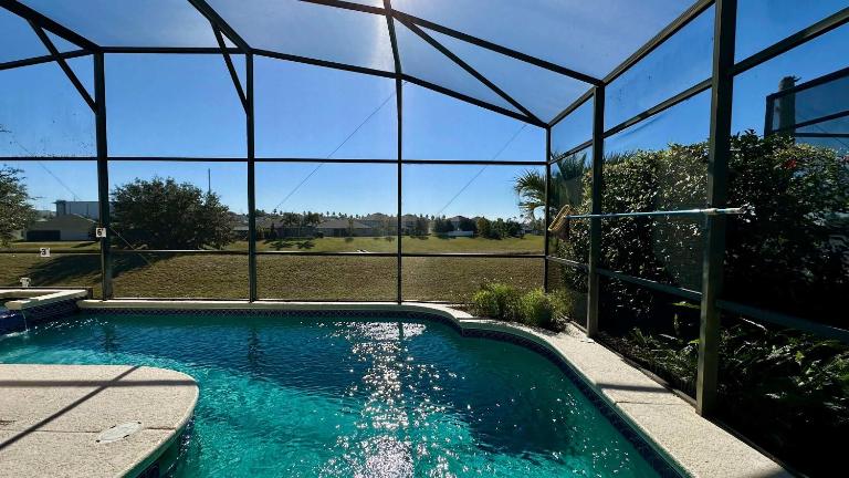 Poolside At Calabay - Home for 9 with Game Room - Bed and Breakfast Davenport