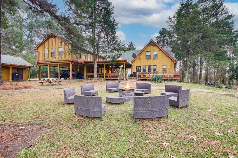 Private & Spacious Lakefront Home in Memphis! - B&B Memphis