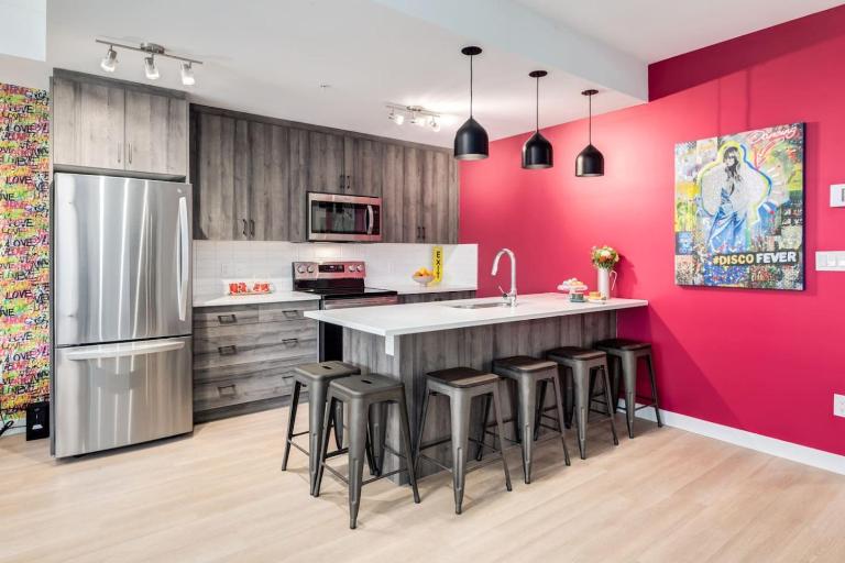 Cozy 3BR unit with Arcade in the heart of Calgary - Ferienwohnung Calgary