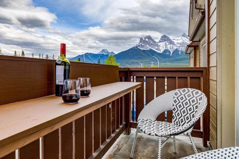 The Most Perfect Stay in Canmore with Mountain View - Bed and Breakfast Canmore