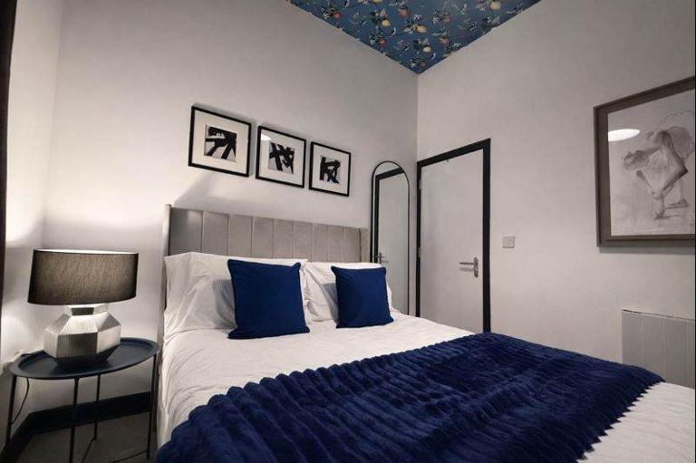 The Plaza, King 1 Bedroom Suite by The Hive WA1 - B&B Warrington
