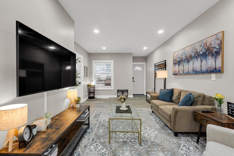 Family-owned 3BR in Larchmere Near Hospitals with Parking - B&B Cleveland
