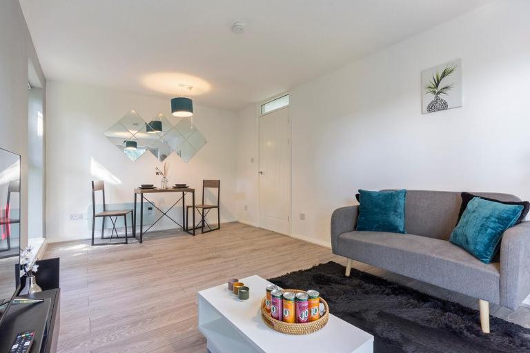 Spacious 2BR Birmingham with FREE Off Street Parking - B&B Birmingham