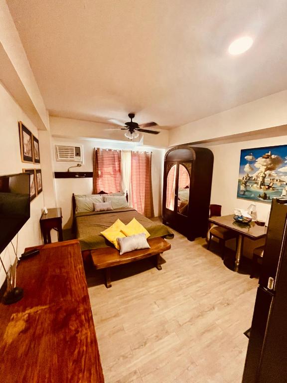 Vintage Modern Studio Condo Unit with Balcony - B&B Bacolod City