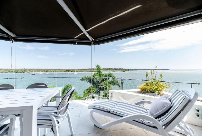 Noosa Penthouse with Stunning River Views - B&B Neusa Vale